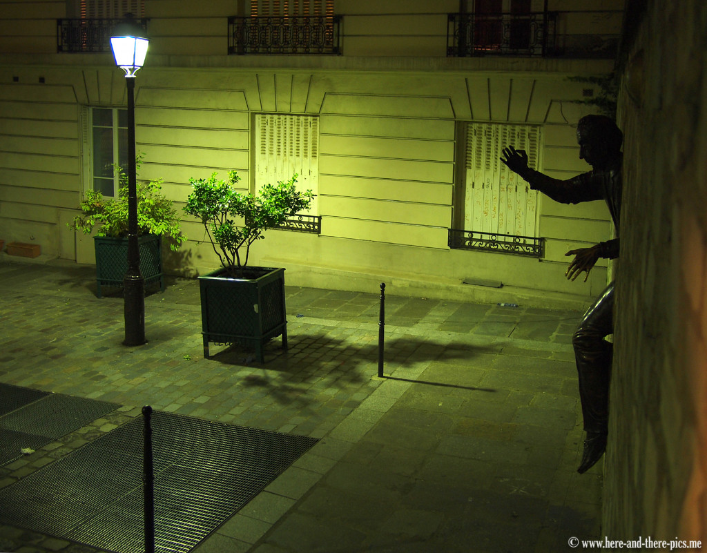 Le passe muraille by night, Montmartre, Paris, France